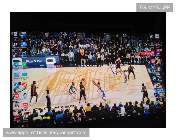 库里训练三分连中 32 球，四分之一场馆都惊呆